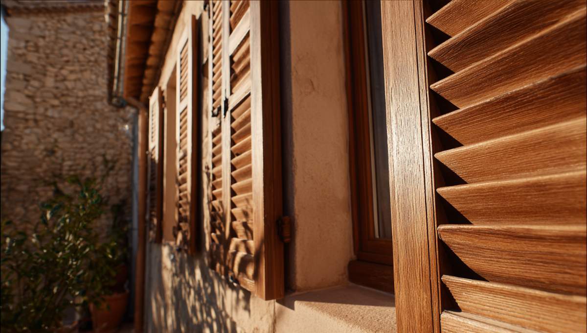 Application de lasure transparente au pinceau sur bois de pin naturel décapé