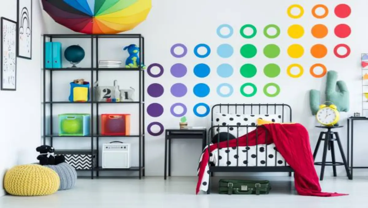 Chambre d'enfant décorée avec des stickers muraux ronds multicolores sur mur blanc